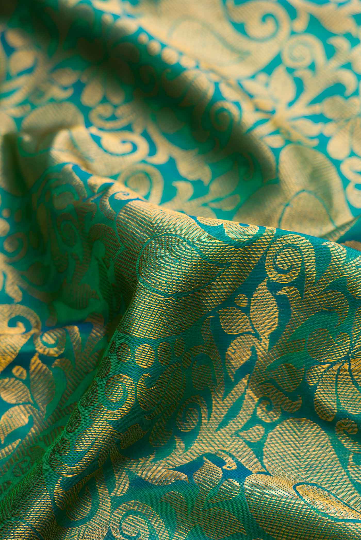 Green Dual Tone Gadwal Silk Saree - Image 2