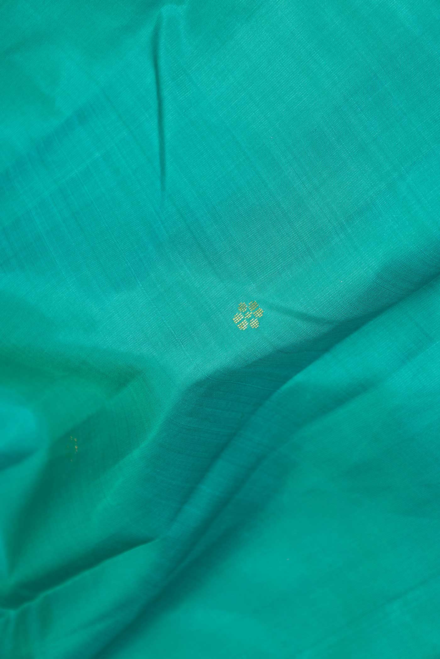 Green Dual Tone Kanjivaram Saree - Image 2