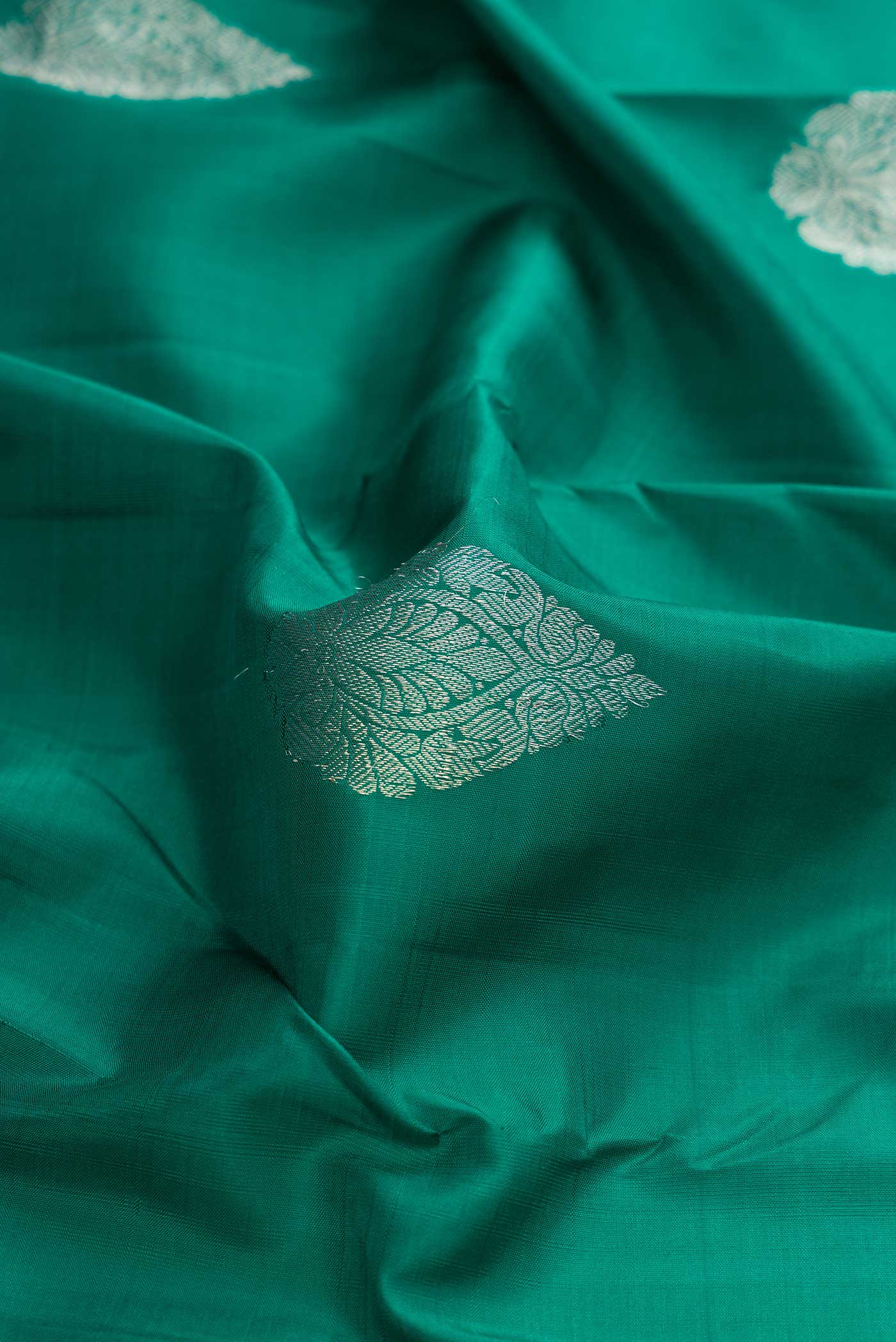 Green Dual Tone Kanjivaram Silk Saree - Image 2