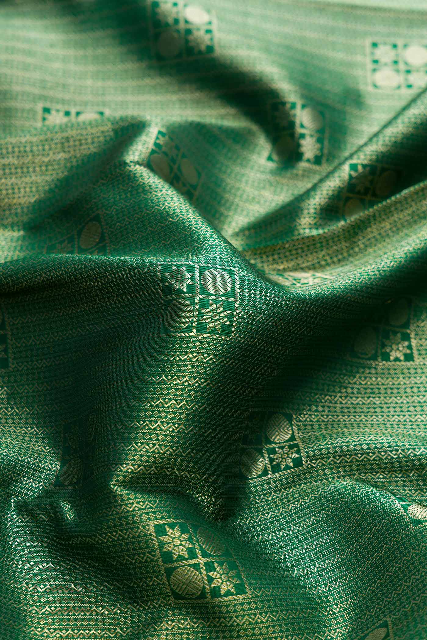 Green Dual Tone Kanchipuram Silk Saree - Image 2