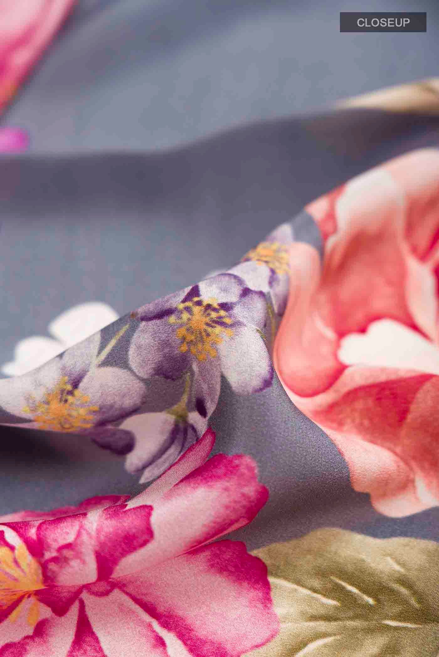 Grey Crepe Saree - Image 2