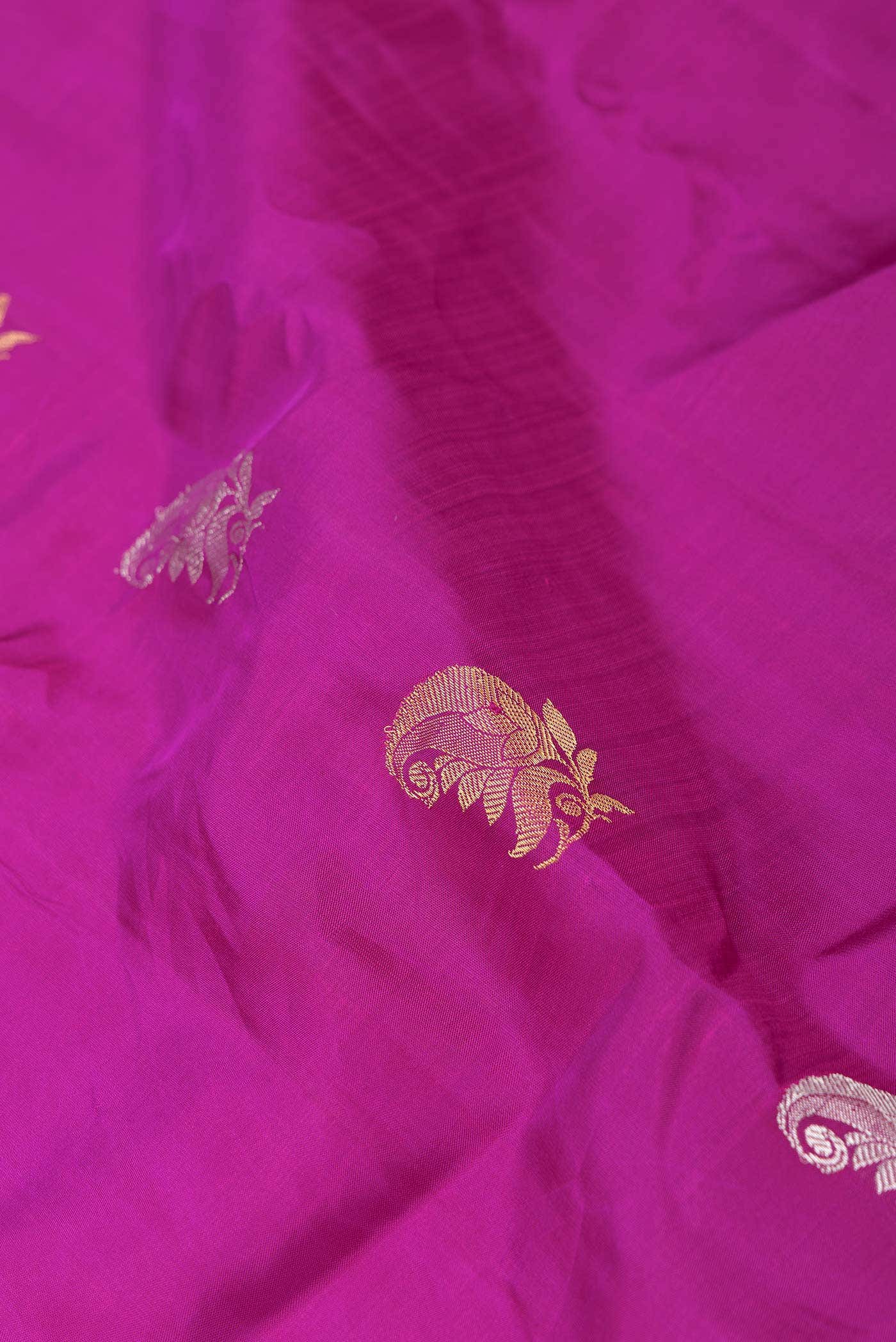 Magenta Dual Tone Gadwal Silk Saree - Image 3