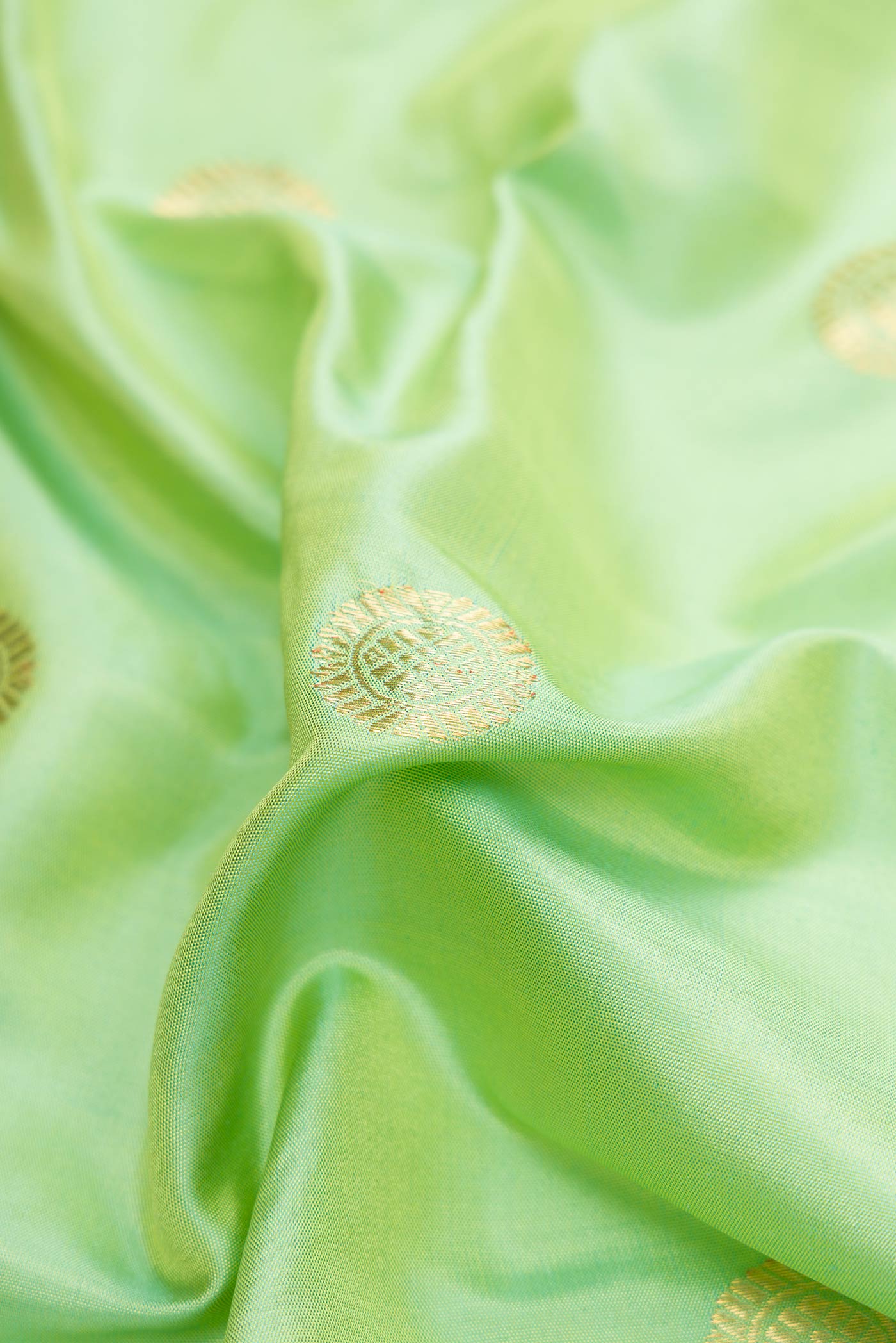 Pista Green Dual Tone Gadwal Silk Saree - Image 2