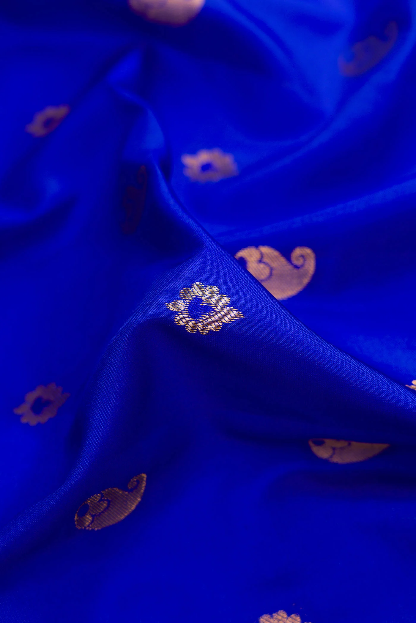 Royal Blue Dual Tone Gadwal Silk Saree - Image 2